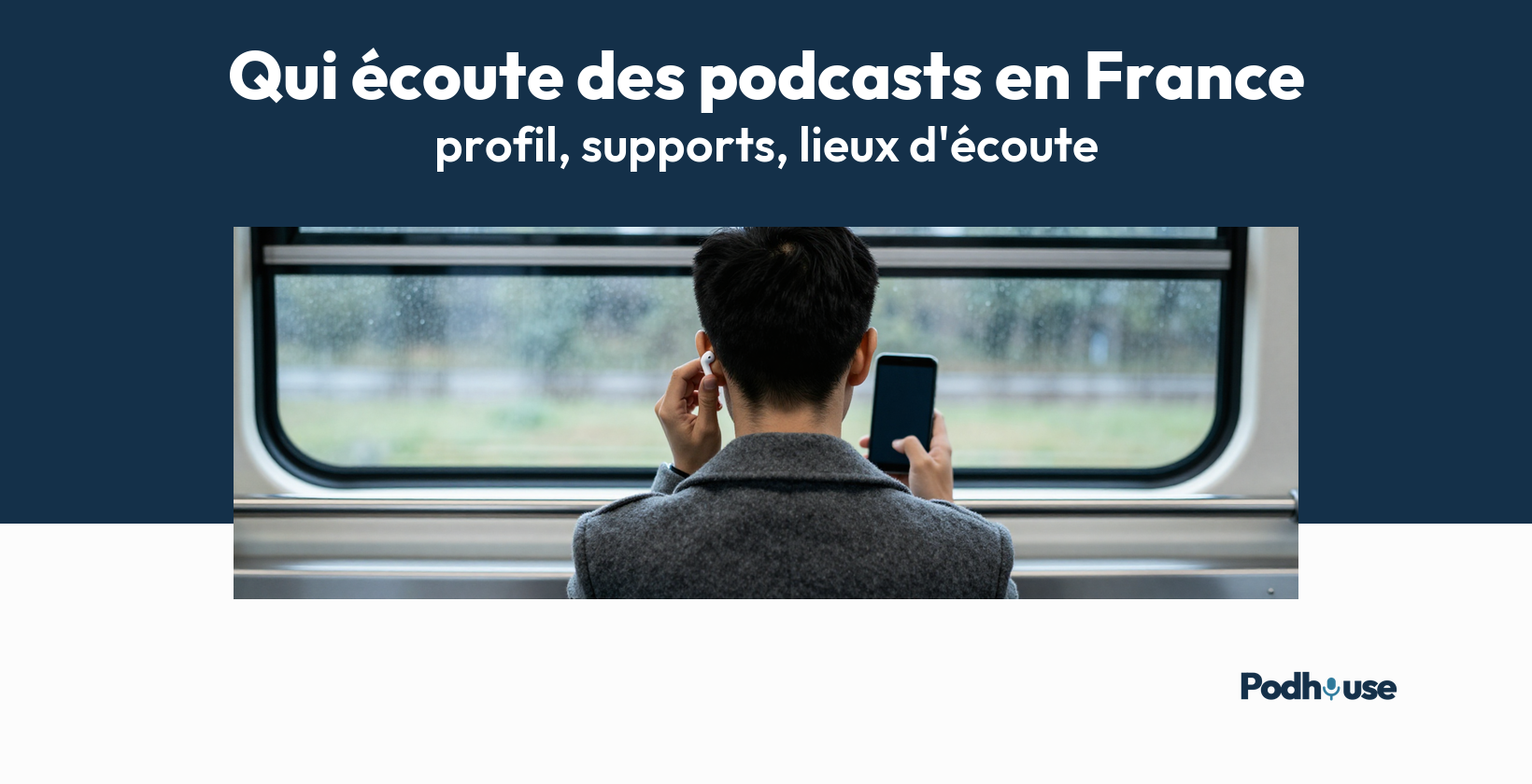 Un écouteur porté à l'oreille pour lancer un épisode de podcast sur un téléphone