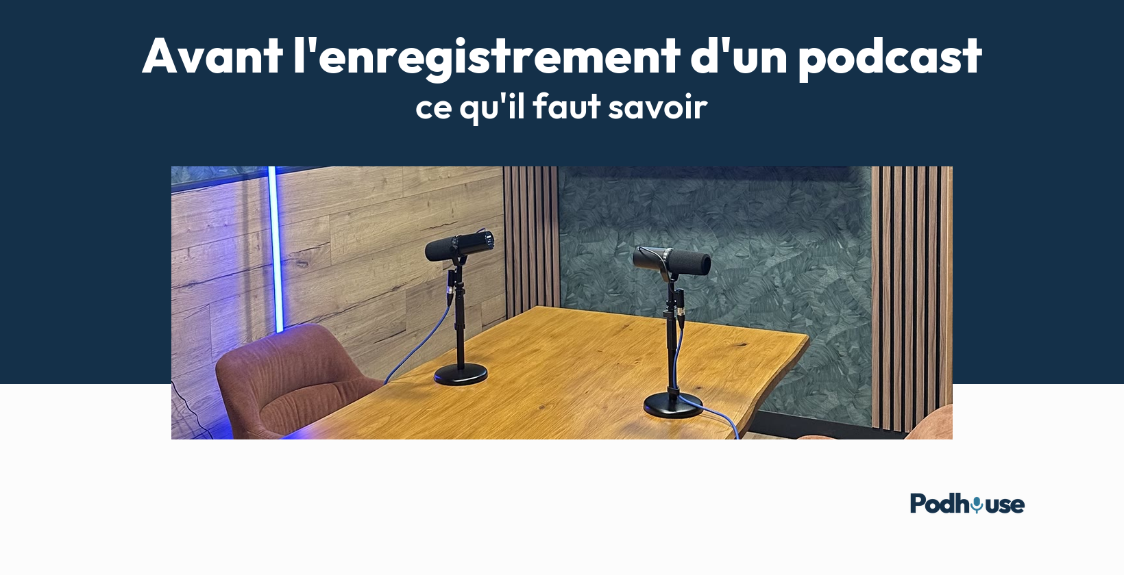 Deux micros de podcast sur une table, avant l'enregistrement