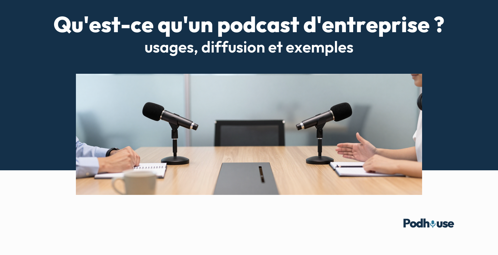 Deux micros de podcast d'entreprise face à deux intervenants sur une table de réunion