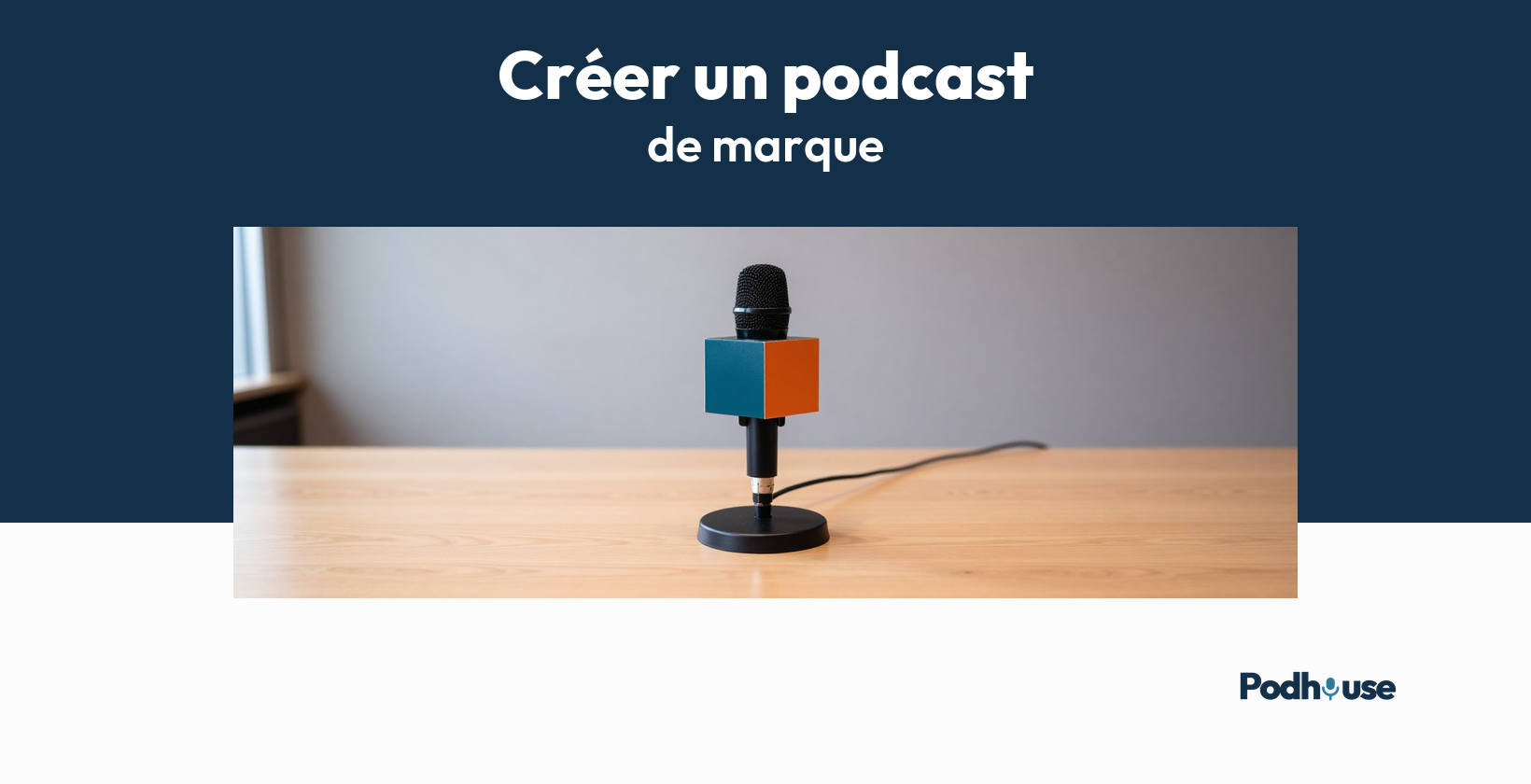 Micro de podcast coiffé d'un cube aux couleurs d'une marque