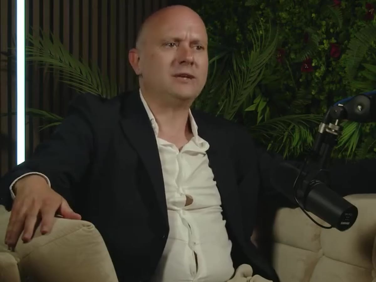 Dirigeant au micro sur le plateau du podcast La marque qui parle