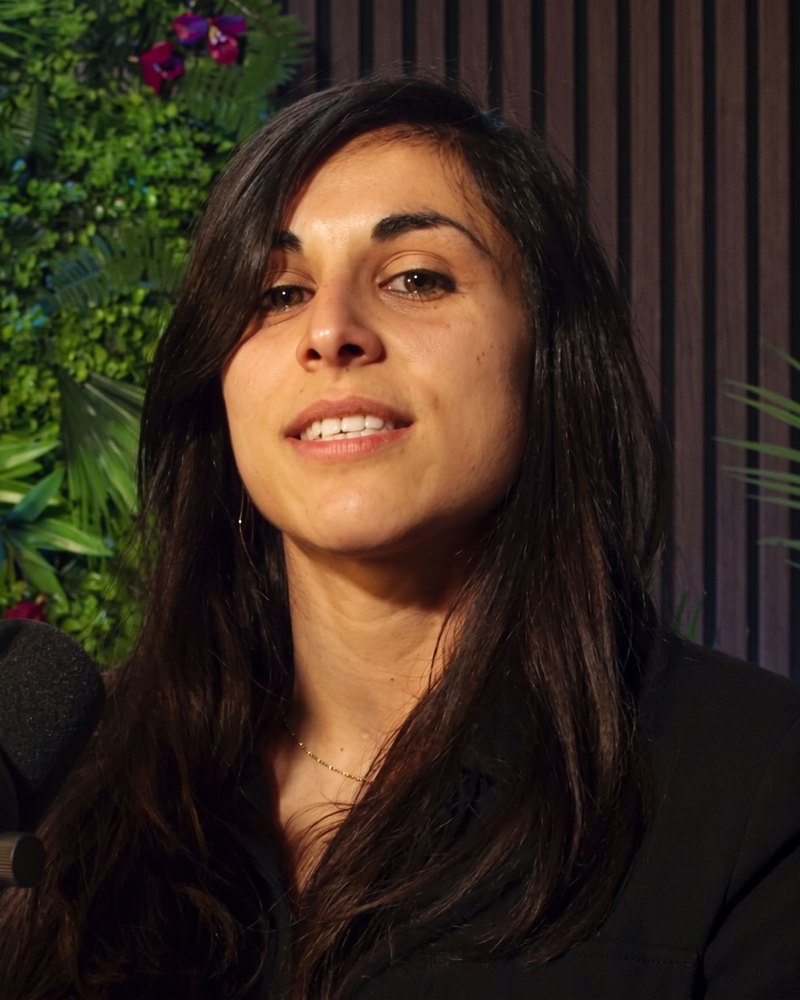 Portrait d'une intervenante sur le plateau, micro au premier plan