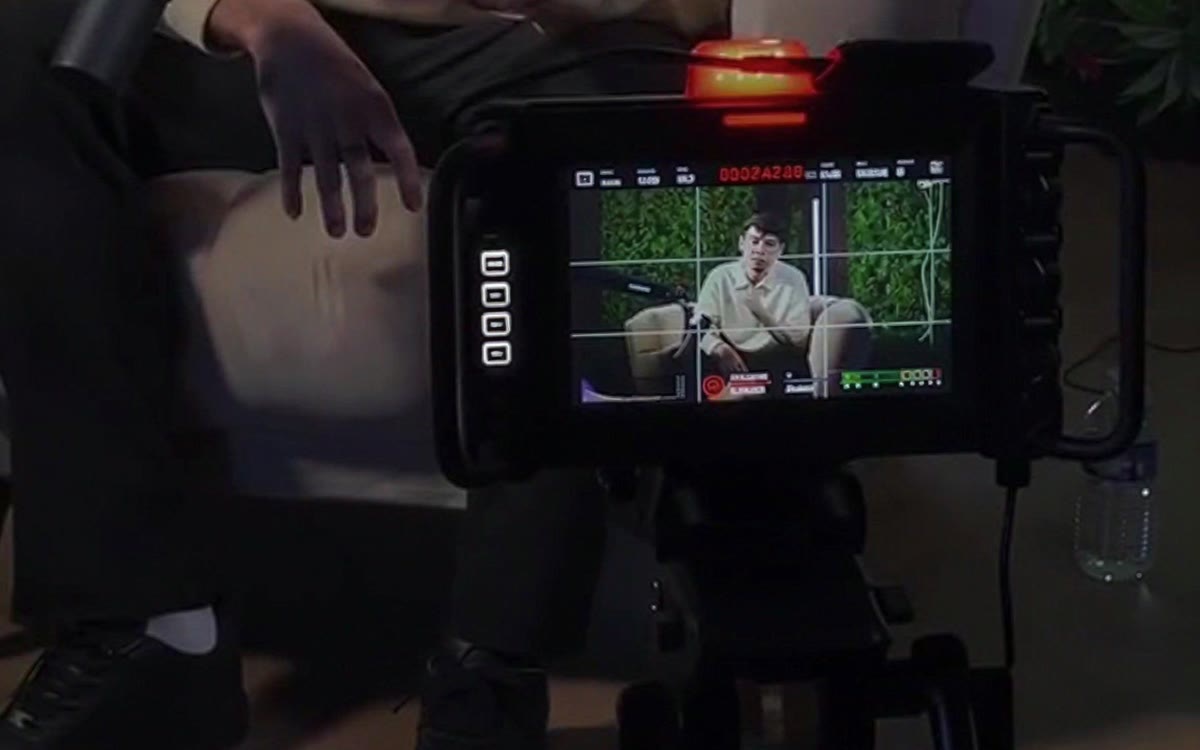 Écran de contrôle d'une caméra Blackmagic en enregistrement, cadre sur l'invité