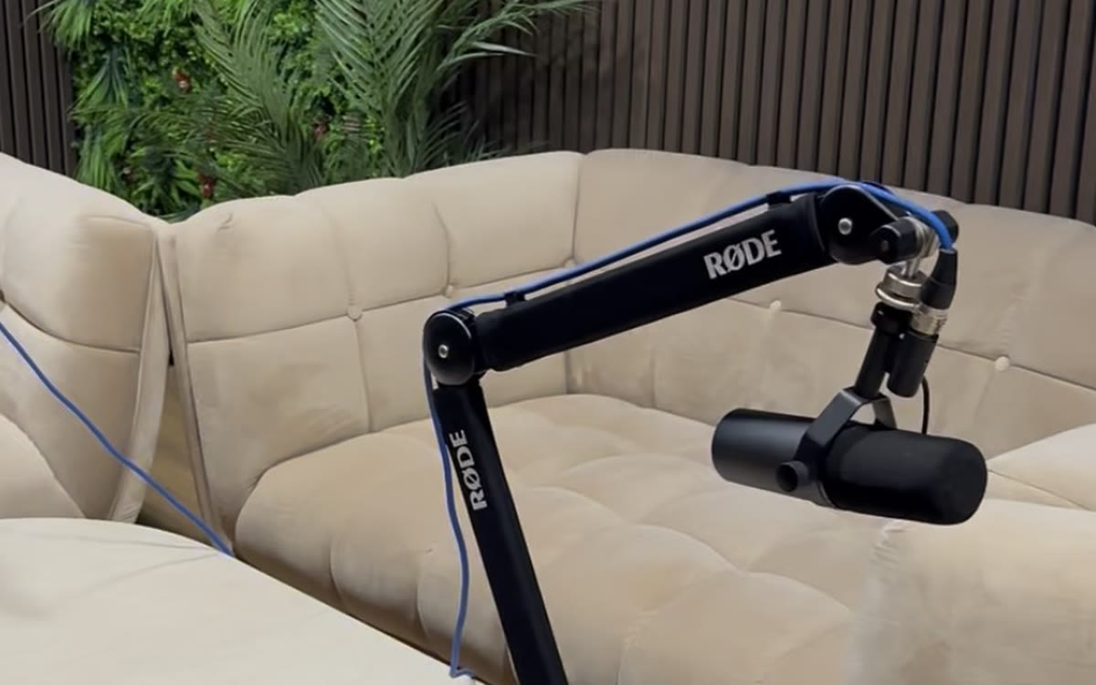 Micro Shure SM7B sur perche RØDE au-dessus du canapé du Grand Plateau